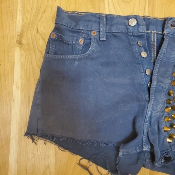 ➤ Levi's® Red Tab Cut Off Studs Shorts RP 4 LF ➤ Rihanna‘s Ragged Priest  ➤ Navy - Picture 7 of 14